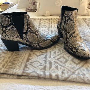 Never worn, perfect condition